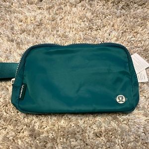 Lululemon Everywhere belt bag